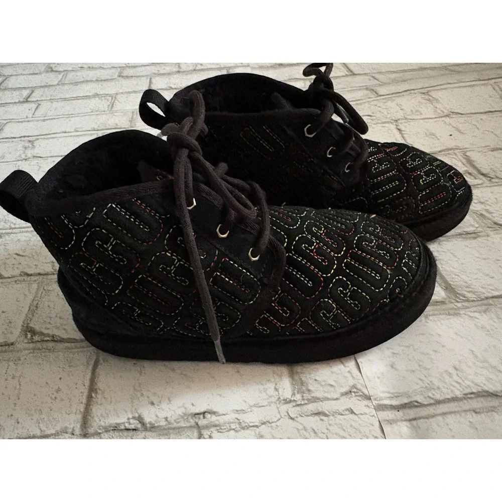 UGG NEUMEL II GRAPHIC STITCH BLACK CHUKKA‎ SUEDE BOOTS KIDS SIZE 3